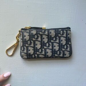 DIORTRAVEL ZIPPED KEY CASE
BLUE DIOR OBLIQUE JACQUARD